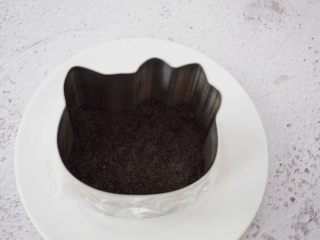 5、4寸KT猫抹茶慕斯蛋糕,再倒入学厨的Kt猫慕斯模具中压实，放入冰箱冷藏备用