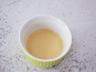 6、4寸KT猫抹茶慕斯蛋糕,把吉利丁粉隔水融化备用