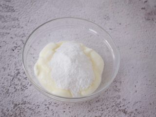 7、4寸KT猫抹茶慕斯蛋糕,酸奶加入50克糖粉用手动打蛋器搅拌均匀