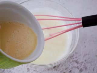 8、4寸KT猫抹茶慕斯蛋糕,加入融化好的吉利丁液