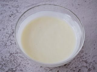 9、4寸KT猫抹茶慕斯蛋糕,搅拌均匀备用