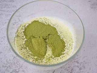 10、4寸KT猫抹茶慕斯蛋糕,淡奶油加入糖粉和筛入抹茶粉