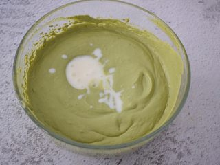 12、4寸KT猫抹茶慕斯蛋糕,再把酸奶糊倒入淡奶油中，翻拌均匀