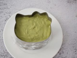 14、4寸KT猫抹茶慕斯蛋糕,从冰箱取出模具，把做好的慕斯糊倒入，再放入冰箱冷藏4-6小时