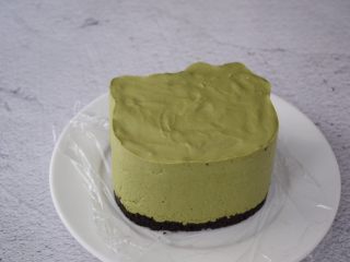 16、4寸KT猫抹茶慕斯蛋糕,用手轻轻往上提即可脱模成功