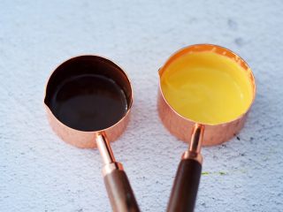 18、4寸KT猫抹茶慕斯蛋糕,再把黄色巧克力和黑色巧克力隔化