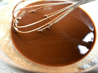 5、巧克力布朗尼,移至一个大的容器中