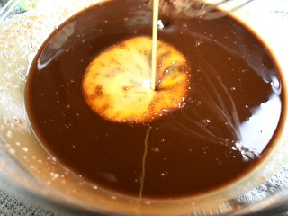 6、巧克力布朗尼,将蛋液分三次倒入