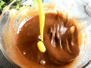 8、巧克力布朗尼,最后一次倒入蛋液