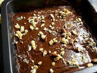 14、巧克力布朗尼,再撒上一些坚果碎即可。烤箱180度烤20分钟左右