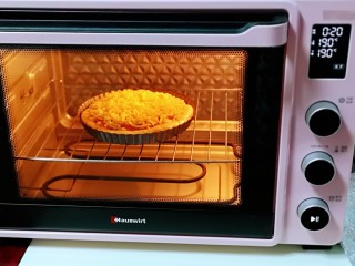 9、教你在家自制厚底牛肉披萨，做法简单，味道超赞,烤网入烤箱中层，180度提前预热5分钟，再把披萨盘放烤网上，180度烤18-20分钟！（时间及温度仅供参考）