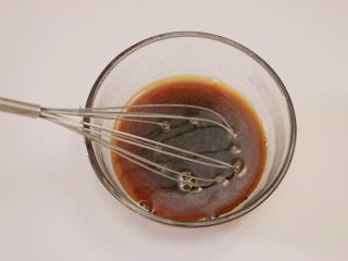 2、甜心可可麻薯馒头,将35g红糖倒入热水中,拌匀至红糖完全融化,看不见红糖颗粒