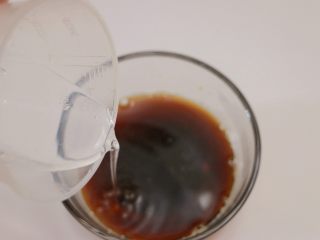 3、甜心可可麻薯馒头,倒入凉水混合降温,拌匀,做好的红糖水放一旁待用