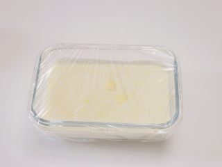 16、甜心可可麻薯馒头,做好的面糊倒入耐热容器中,盖上保鲜膜,上锅大火蒸15分钟左右至面糊完全凝固