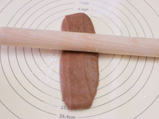 23、甜心可可麻薯馒头,取一块面团擀开,先上下擀长,再左右擀一下