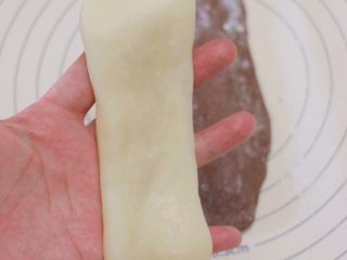 24、甜心可可麻薯馒头,接着取1/3麻薯拉开,大小比馒头面皮稍小