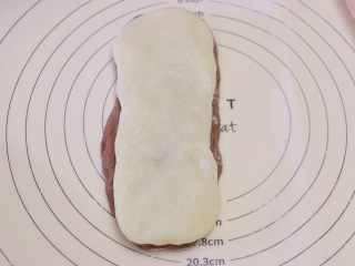 25、甜心可可麻薯馒头,将麻薯放在面皮上,轻轻按压一下使其贴合