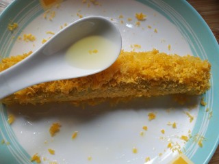 30、剩米饭紫薯泥卷,浇上一点点油。