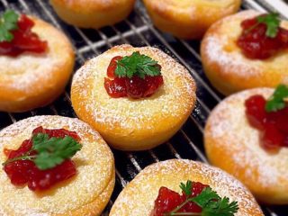 1、卡士达草莓挞											,最后撒糖粉咯(*'▽'*)