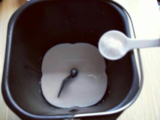 2、最爱面包+椰蓉面包,首先将牛奶放入面包桶，再加入盐。