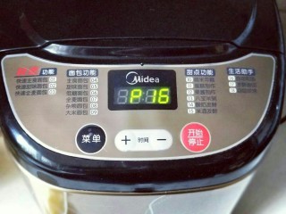 5、最爱面包+椰蓉面包,启动面包机自动和面功能，20分钟。