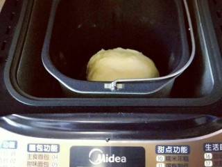 7、最爱面包+椰蓉面包,再次启动面包机，自动揉面20 分钟。 20分钟后面团已经有了不容易破的手套膜，这时可以进行发酵。(室温发酵也可以，但是要保持面团的湿度)发酵时间90分钟左右。
