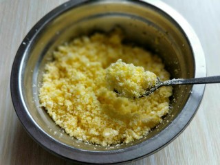 9、最爱面包+椰蓉面包,用勺子搅拌均匀即可。