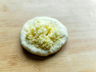 11、最爱面包+椰蓉面包,取一小块面团，用擀面杖擀开，放入做好的椰蓉馅。