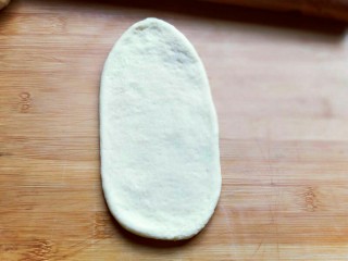 13、最爱面包+椰蓉面包,再用擀面杖，擀成长舌状。