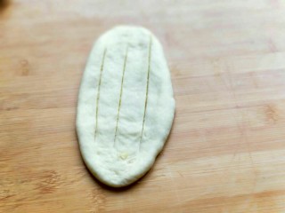14、最爱面包+椰蓉面包,用锋利的刀划几道口子。(需要划穿)