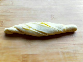 15、最爱面包+椰蓉面包,像扭麻绳一样扭起来。