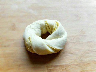 16、最爱面包+椰蓉面包,再两头捏紧，如图，依次做完。(一定要捏紧，避免烘烤时散开。)