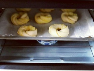 17、最爱面包+椰蓉面包,放入烤箱进行二次发酵。