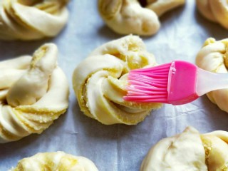 18、最爱面包+椰蓉面包,发至两倍大时将烤盘取出刷上一层蛋液，再次放回烤箱，中层175度上下火烤15分钟即可。