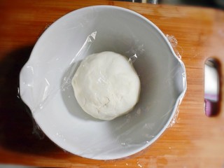 6、紫薯烧饼,揉成光滑的面团（温水不够可以再加点儿），盖上保鲜膜，醒发1～2小时。