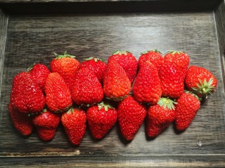 1、草莓酱,准备新鲜的草莓。