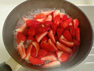 10、草莓酱,大火烧开后转中小火慢熬。