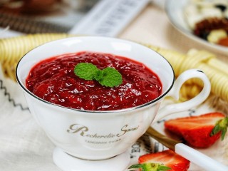 14、草莓酱,将草莓酱盛出，草莓酱凉透会更黏稠。