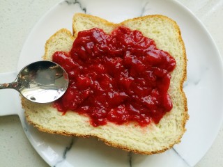 15、草莓酱,新做好的面包片抹上甜甜的草莓酱，好吃极了。