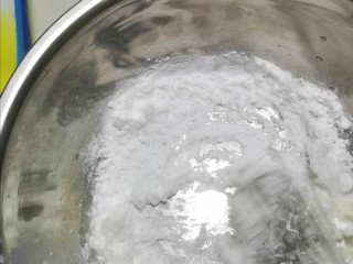 1、卡通汤圆透明不开裂,制作过程澄粉团材料称一起混合+糯米团材料 a 混合,糯米团材料 b 混合,然后 AB 两者糯米团混合后加入澄粉团一起混合均匀,用保鲜袋密封装好备用本配方可以做20g/个的数量:11-13个本配方可以做32g/个的数量:7-9个根据自己想要的数量,倍数调整食材重量!