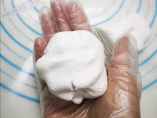 2、卡通汤圆透明不开裂,取做好的汤圆面团根据自己喜欢的卡通取少许蔬菜粉进行调色制作各类卡通汤圆