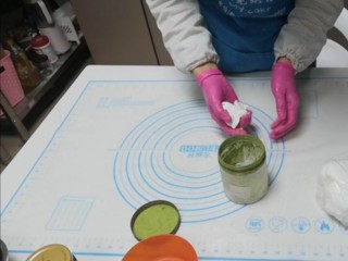 3、卡通汤圆透明不开裂,取少量果蔬粉调色,如果调色有点干可适量加少许水调整一下