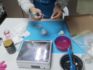 4、卡通汤圆透明不开裂,每个卡通表情例如耳朵鼻子眼睛脖子腿等都需要用毛笔刷点冷水粘一下,要不然煮的时候会掉的哈,每一个卡通汤圆做好后须用一张油纸垫底部哦