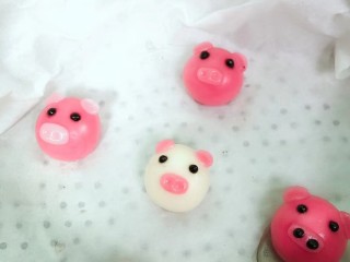 6、卡通汤圆透明不开裂,做好的卡通汤圆需要隔热水蒸三分钟后拿出来,再放入烧开的水中煮沸浮起来!