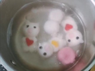 7、卡通汤圆透明不开裂,水煮沸下汤圆浮起来表示熟了哈