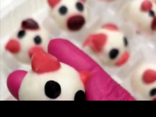 9、卡通汤圆透明不开裂,如果做好的汤圆不急吃,可直接蒸三分钟后拿出来冷却后冷冻保存可以放一个月,视频冷冻后的样子