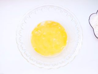 2、纸杯海绵蛋糕,鸡蛋打散