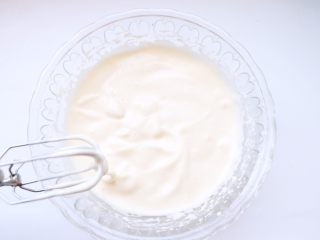 4、纸杯海绵蛋糕,打到提起打蛋器蛋液低落不易消失即可