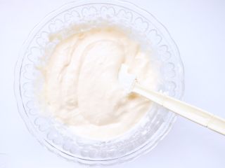 8、纸杯海绵蛋糕,翻拌均匀