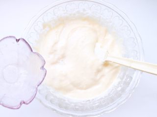 9、纸杯海绵蛋糕,翻拌均匀放入提前搅拌好的油和牛奶